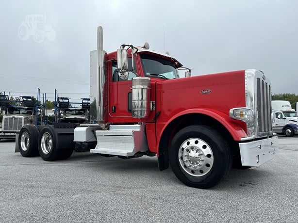 2022 Peterbilt 389 Tandem Axle Day Cab