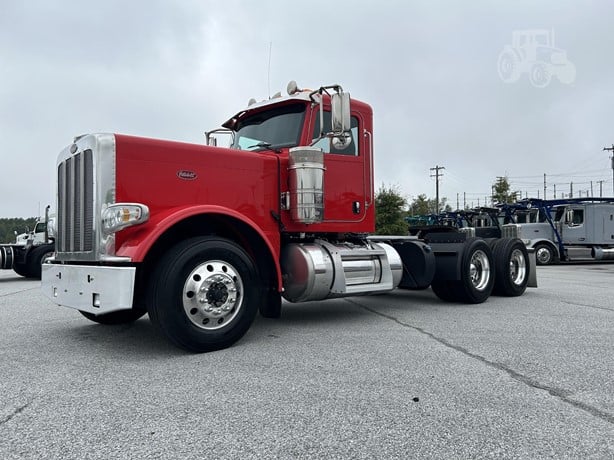 2022 Peterbilt 389 Tandem Axle Day Cab