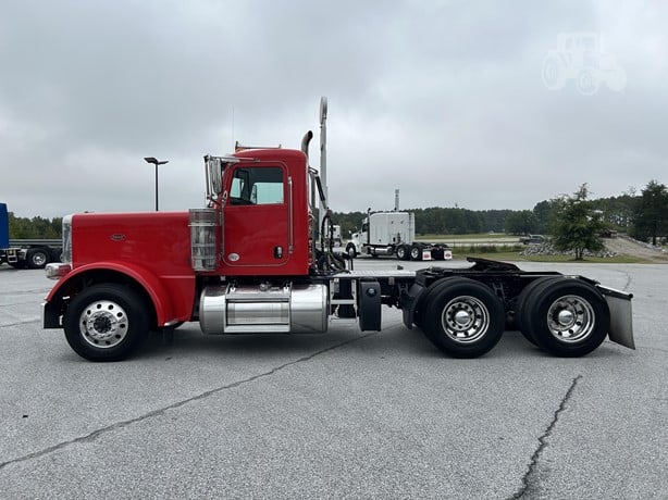 2022 Peterbilt 389 Tandem Axle Day Cab