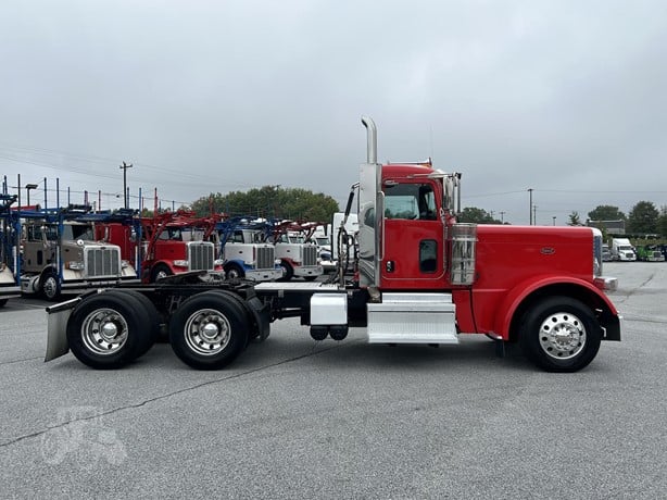 2022 Peterbilt 389 Tandem Axle Day Cab